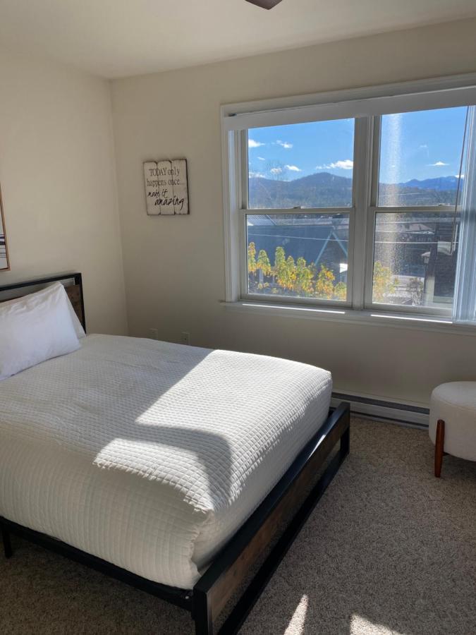 Central Lake Placid Mountain Views Extérieur photo